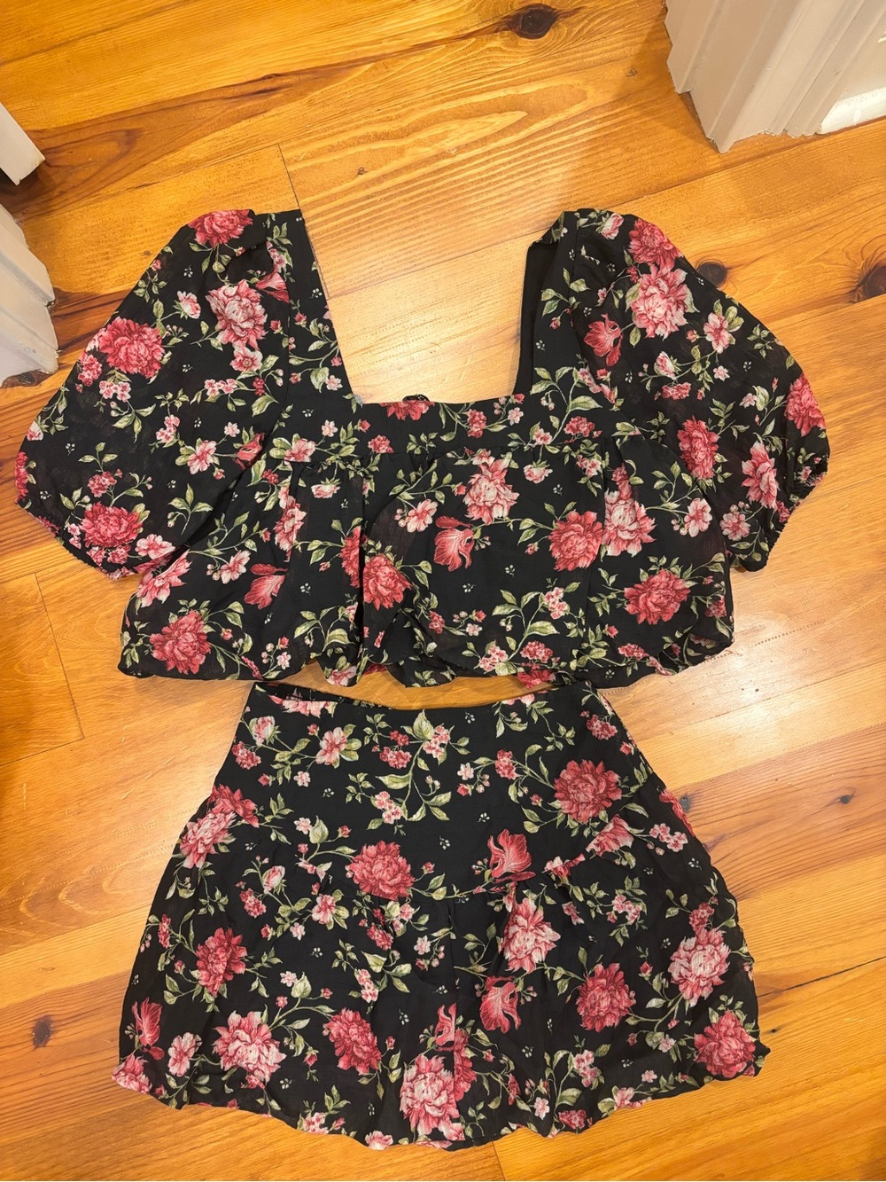 Black Floral Puff-Sleeve Crop Top - Women's